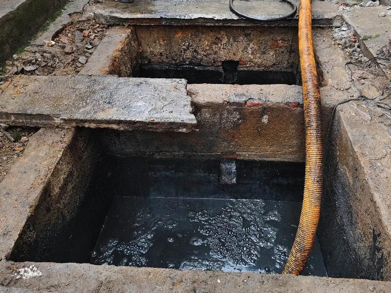 锁三清理化粪池